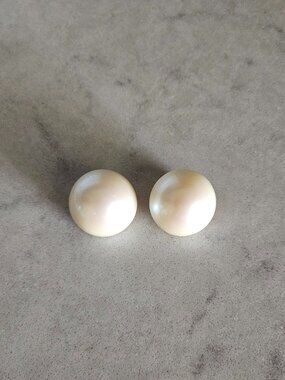 RARE AND VINTAGE PAIR OF ALICE CAVINESS ROUND DOME PEARL CLIP-ON EARRINGS
